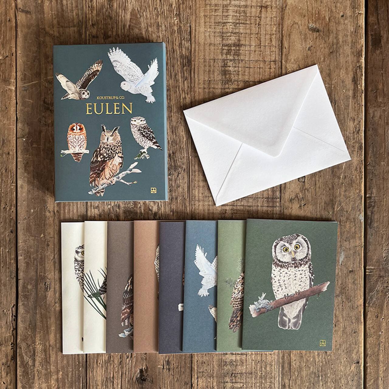 Der Inhalt der Kartenbox: 8 verschiedene Grußkarten in unterschiedlichen Farben und unterschiedlichen Eulen | Illustrationen von Helene Højlund Kejser.