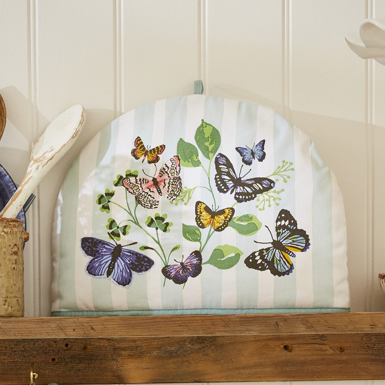 Ulster Weavers Teehaube Schmetterlingshain - Butterfly Grove: Handgemalte Aquarelle - von Wiesenblumen und prachtvollen Faltern, auf weißem Hintergrund mit hellblauen Streifen: Der Charme vergangener Tage