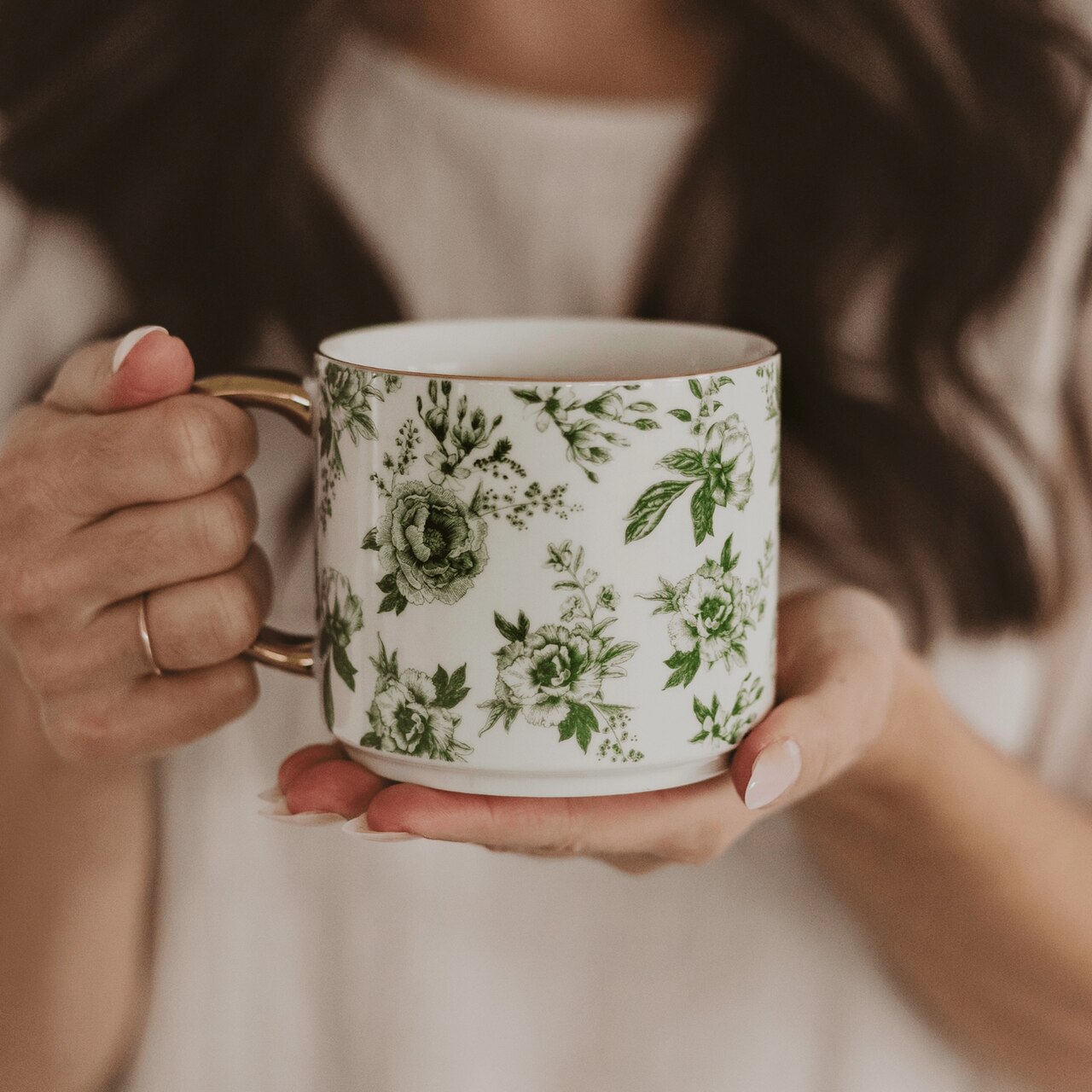 Tasse aus Fine Bone China Porzellan | mit goldfarbenem Henkel und grünem, floralem, Delfter Design - rundum