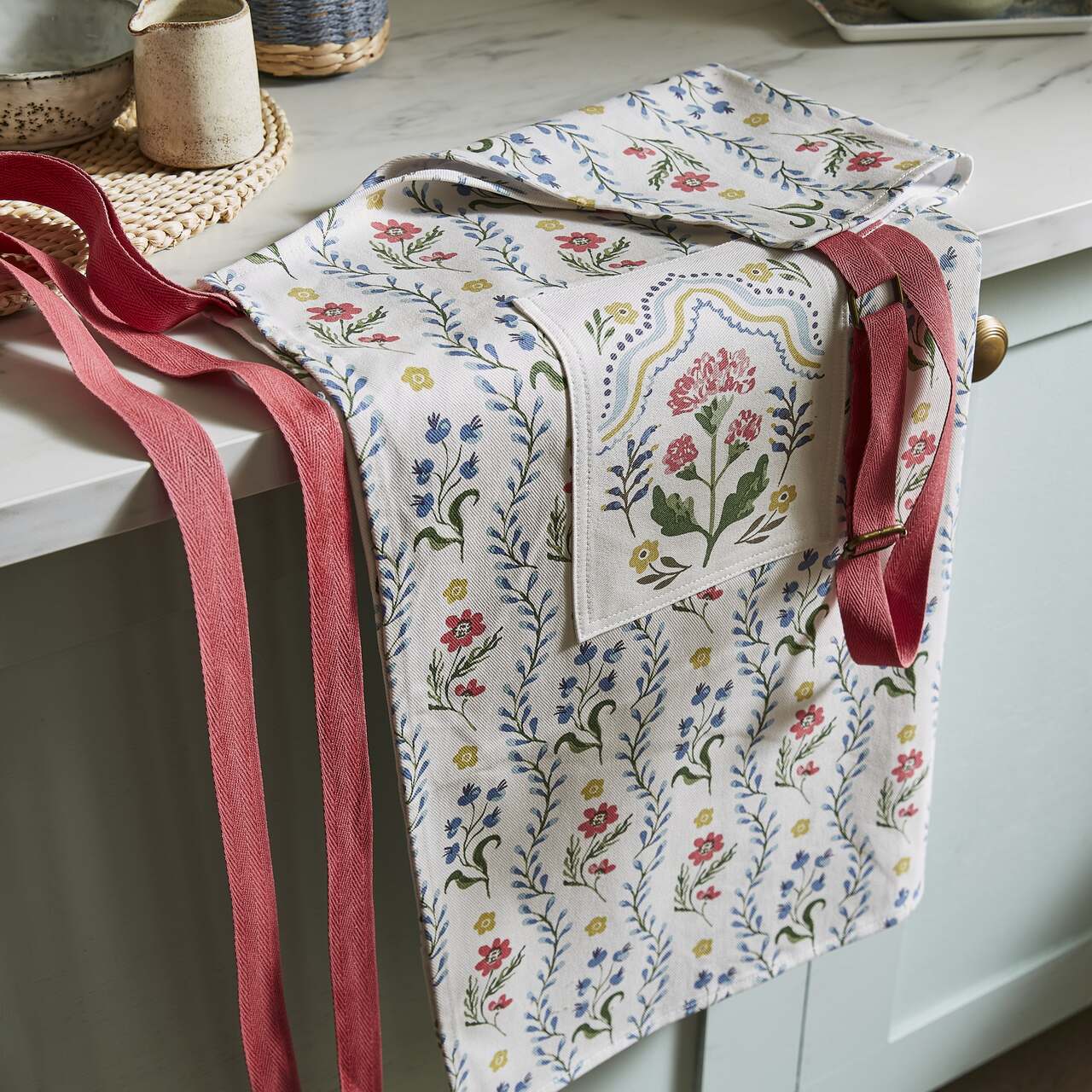 Florale Boho-Küchenschürze von Ulster Weavers | Exzentrisch kombinierte Mustern, die perfekt zu gemütlich zusammengestellten Kücheneinrichtungen passen.