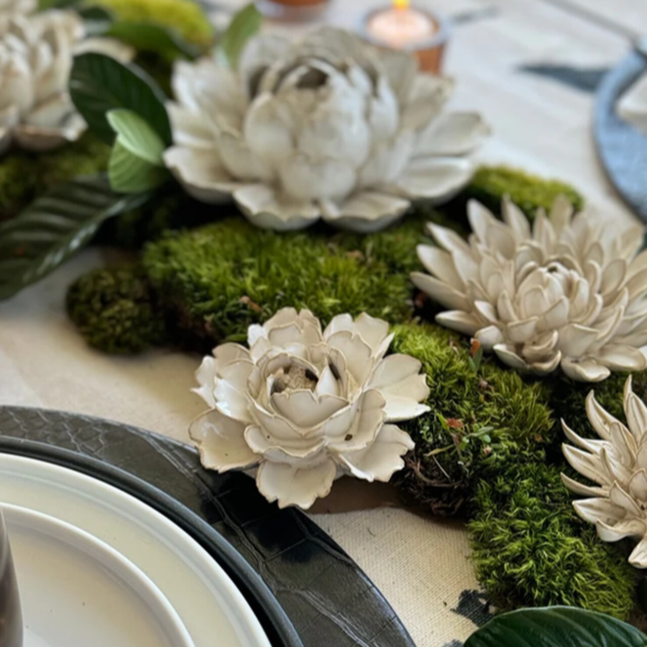 Keramikblüten auf Moos | einzigartige Tischdekoration