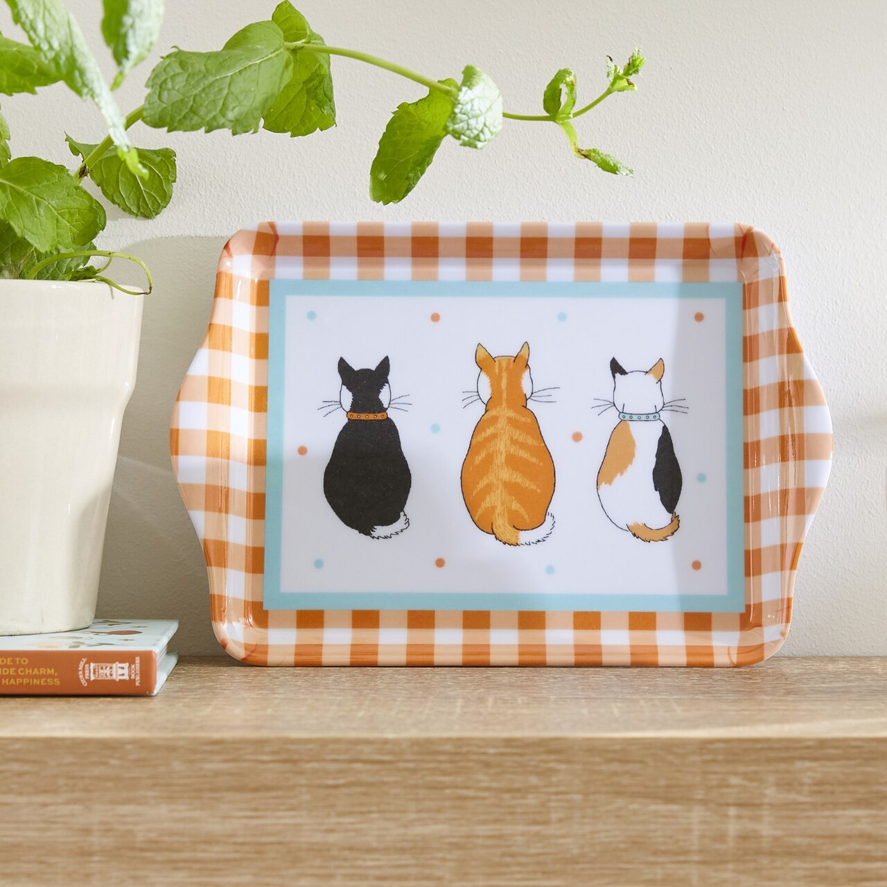Cats in Waiting - Wartende Katzen | Kleines Tablett von Ulster Weavers | mit Katzenillustrationen, buntem Punktemuster und einem Rand aus Landhaus-Karos | Auf einem Regalbrett, dekorativ an die Wand gelehnt