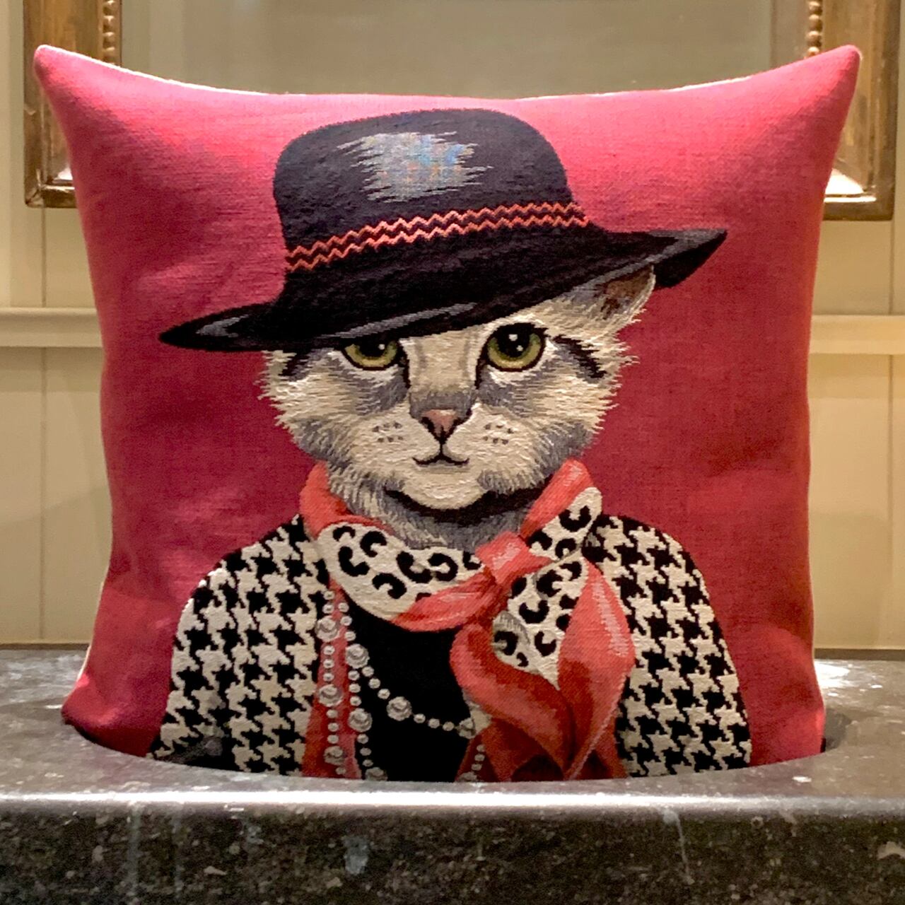 Handgefertigte Jacquard-Sofakissen-Hülle: Fashionista Cat | aus Belgien