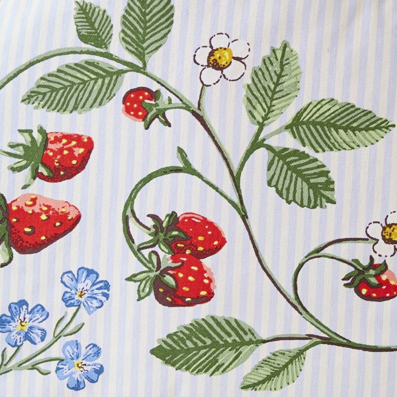 Das Design im Detail: Rote Erdbeeren und blaue Vergissmeinnicht-Blüten