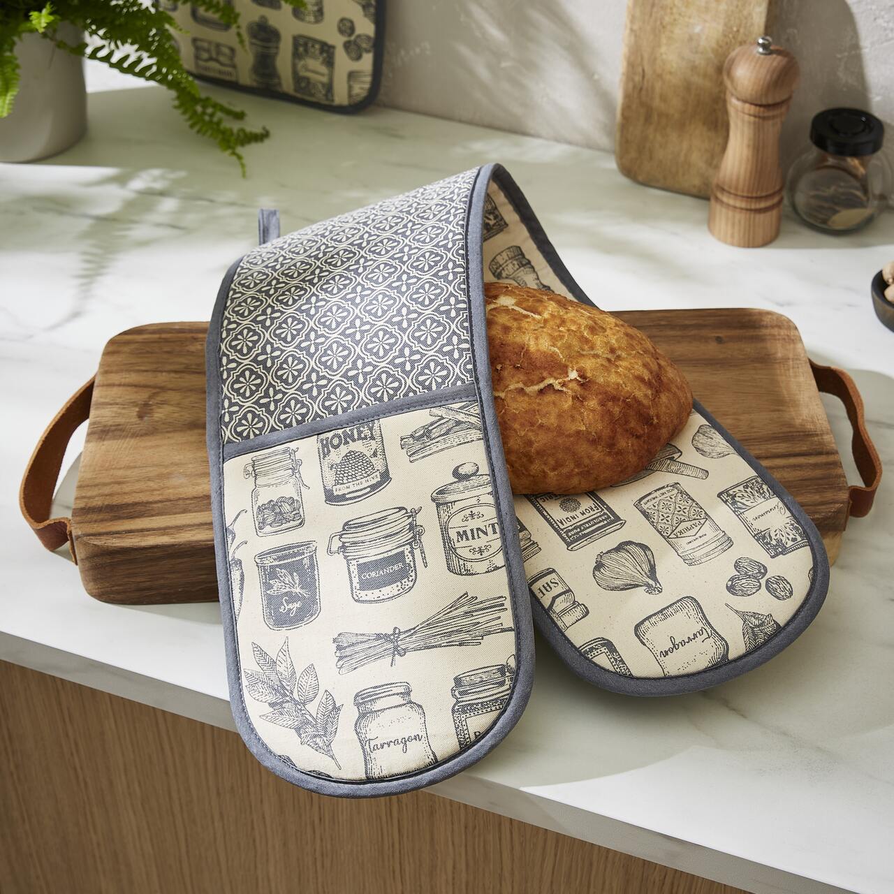 Backofenhandschuh, bzw. Doppelter Ofenhandschuh aus 100% Baumwolle mit Vintage-Print von Gewürzdosen und Kräutern | von Ulster Weavers