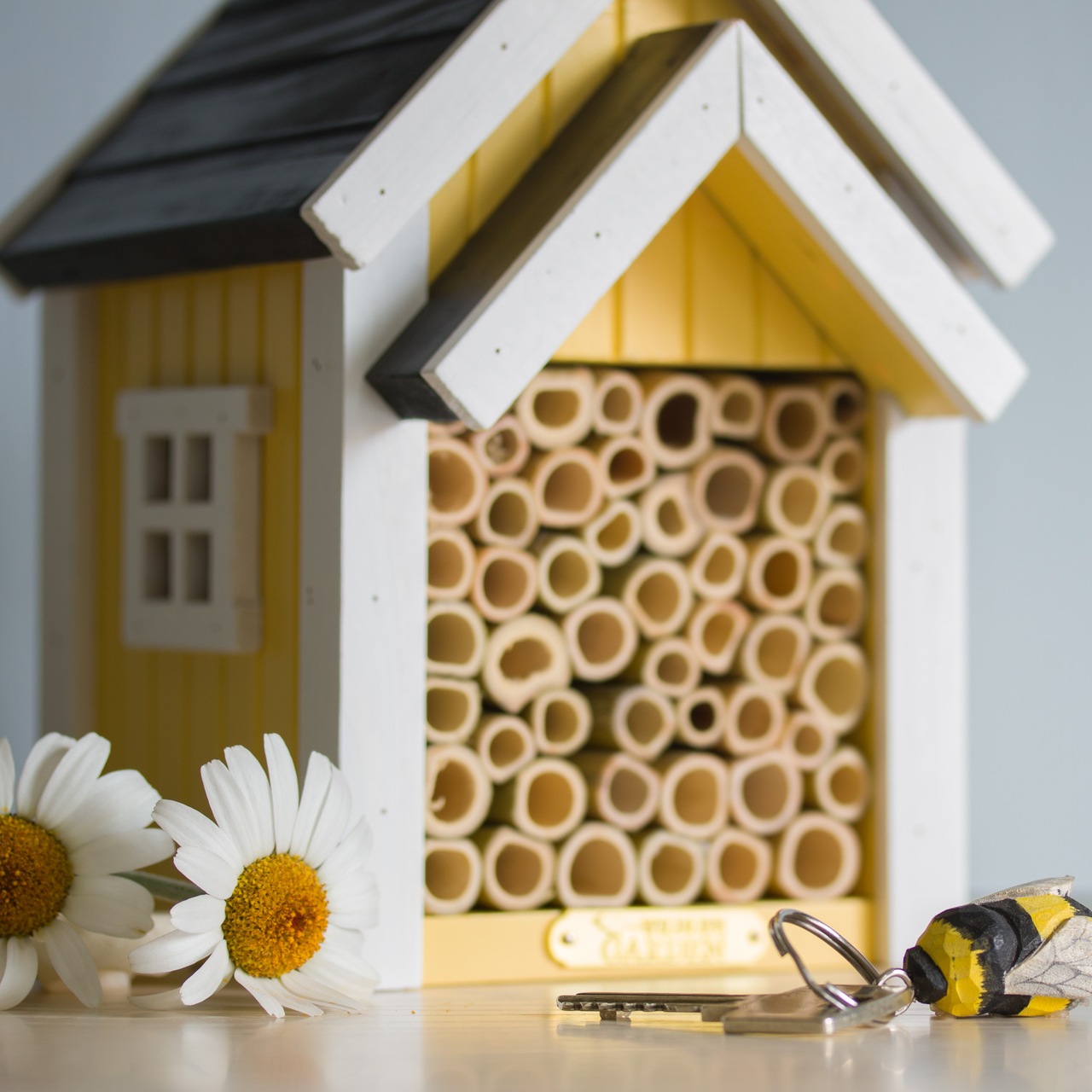 Bienenhotel - Nistkasten für Wildbienen in Gelb | mit Bambusrohren gefüllt