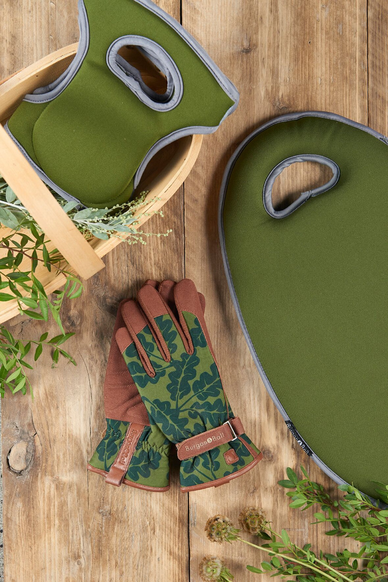 Gartenset Moosgrün
mit passenden Kniepolstern und Kniekissen (Gartenkorb = Traditioneller Gartenkorb Sussex Art)