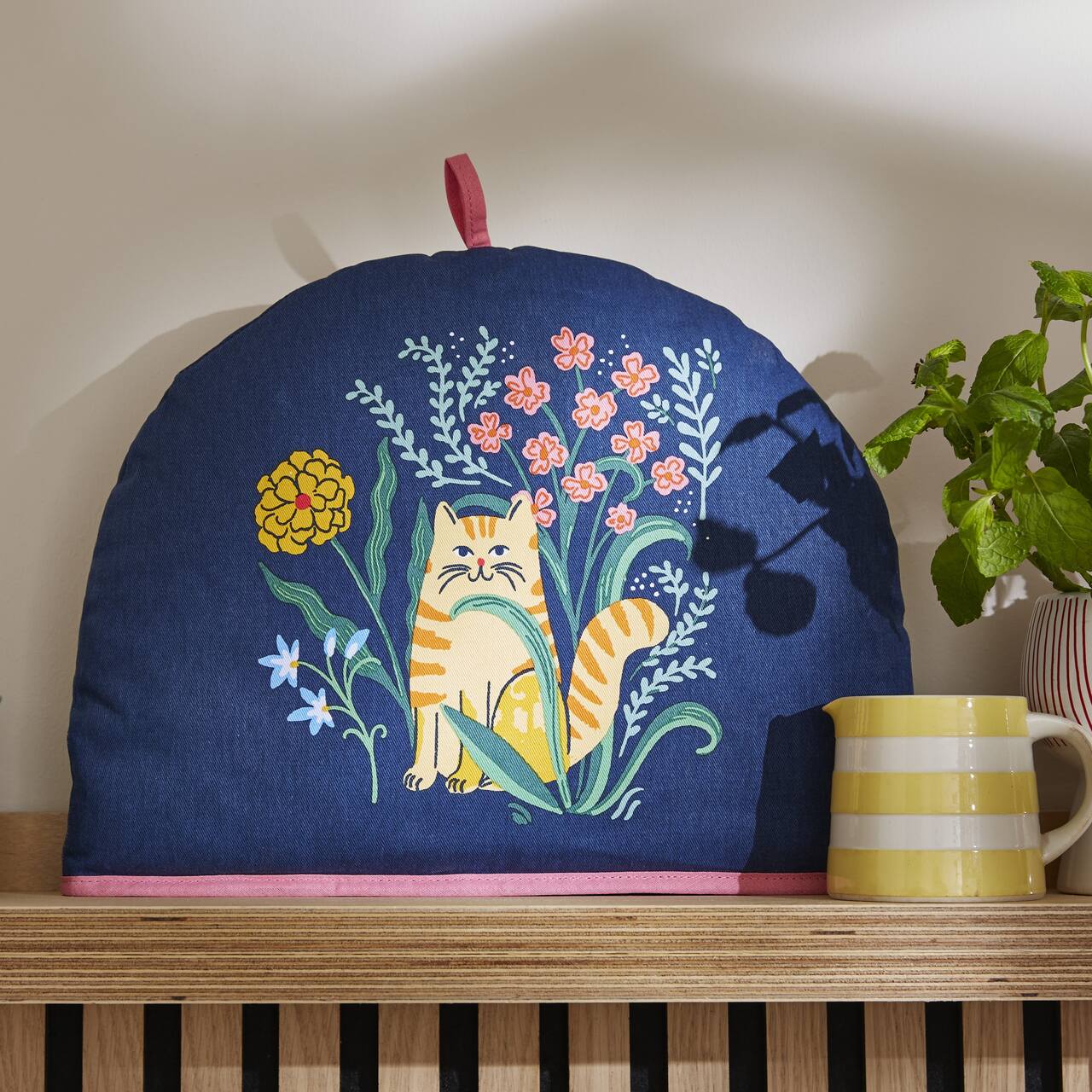 Klassischer britischer Teekannenwärmer mit modernem Katzenmotiv | von Ulster Weavers, aus England