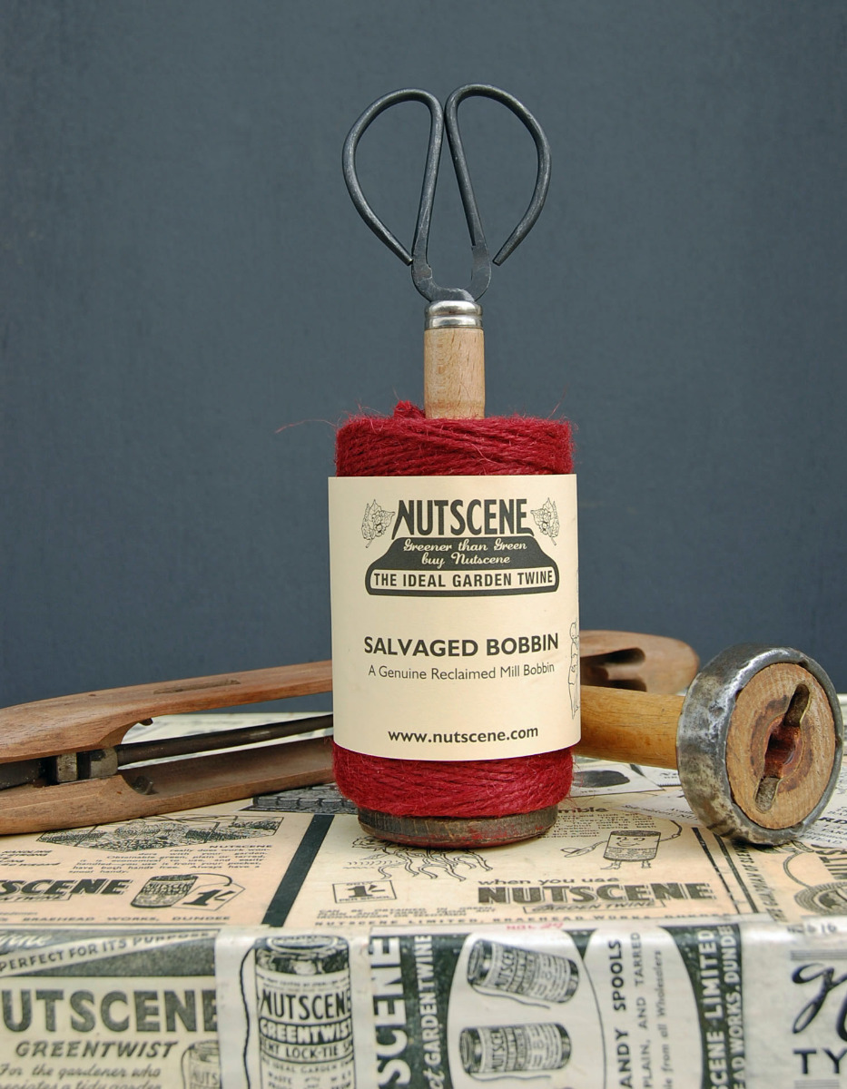 Spulenhalter mit Juteschnur und Schere, rot