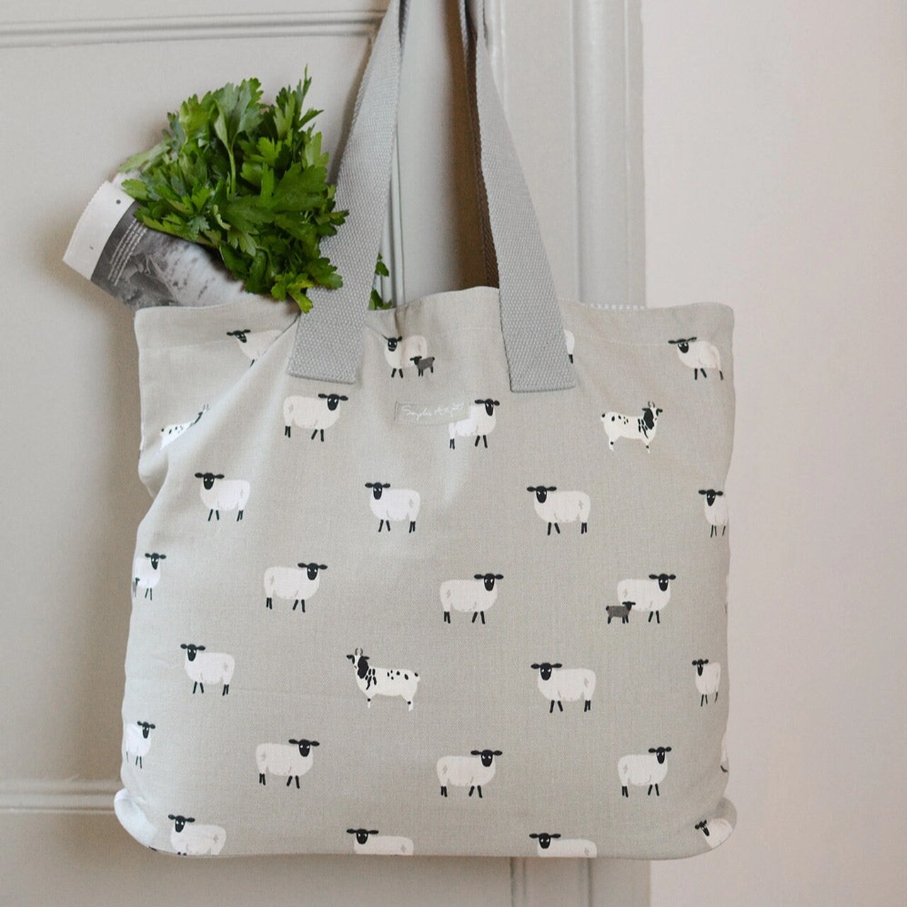 Geräumige Stofftasche (Baumwolle) mit Schaf-Motiv und eingearbeitetem, stabilem Boden | Everyday Bag - Jeden-Tag-Tasche von Sophie Allport, aus England