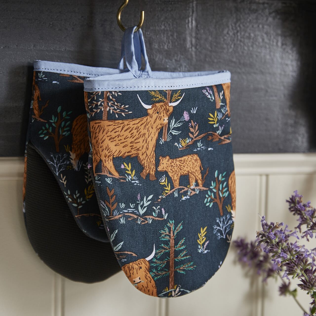 Connie the 'Highland' Cow - Topfhandschuhe | Micro Mitts | von Ulster Weavers