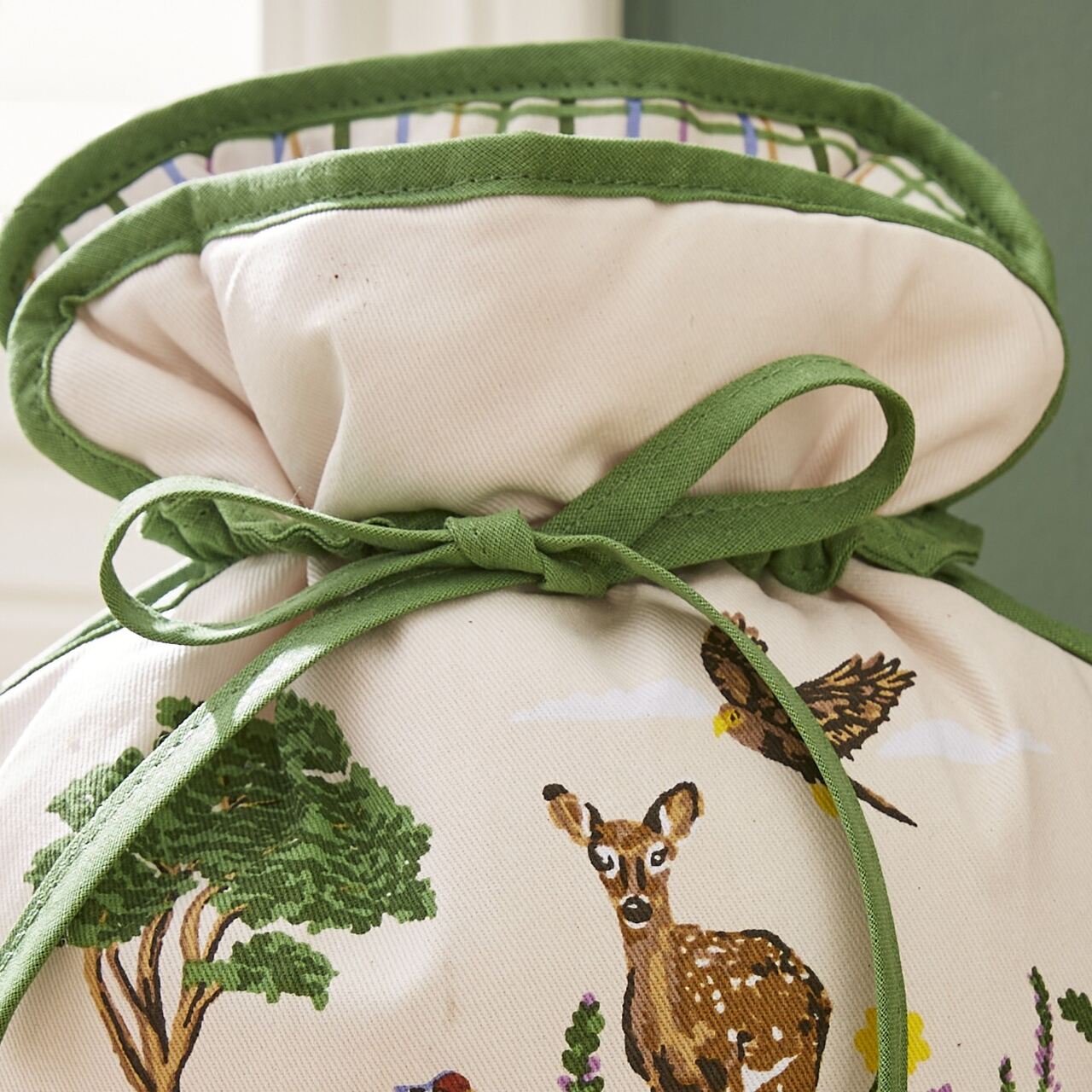 Der Tee-Muff im Detail, so dass man oben das Innere - das modern interpretierte schottische Karomuster sieht.