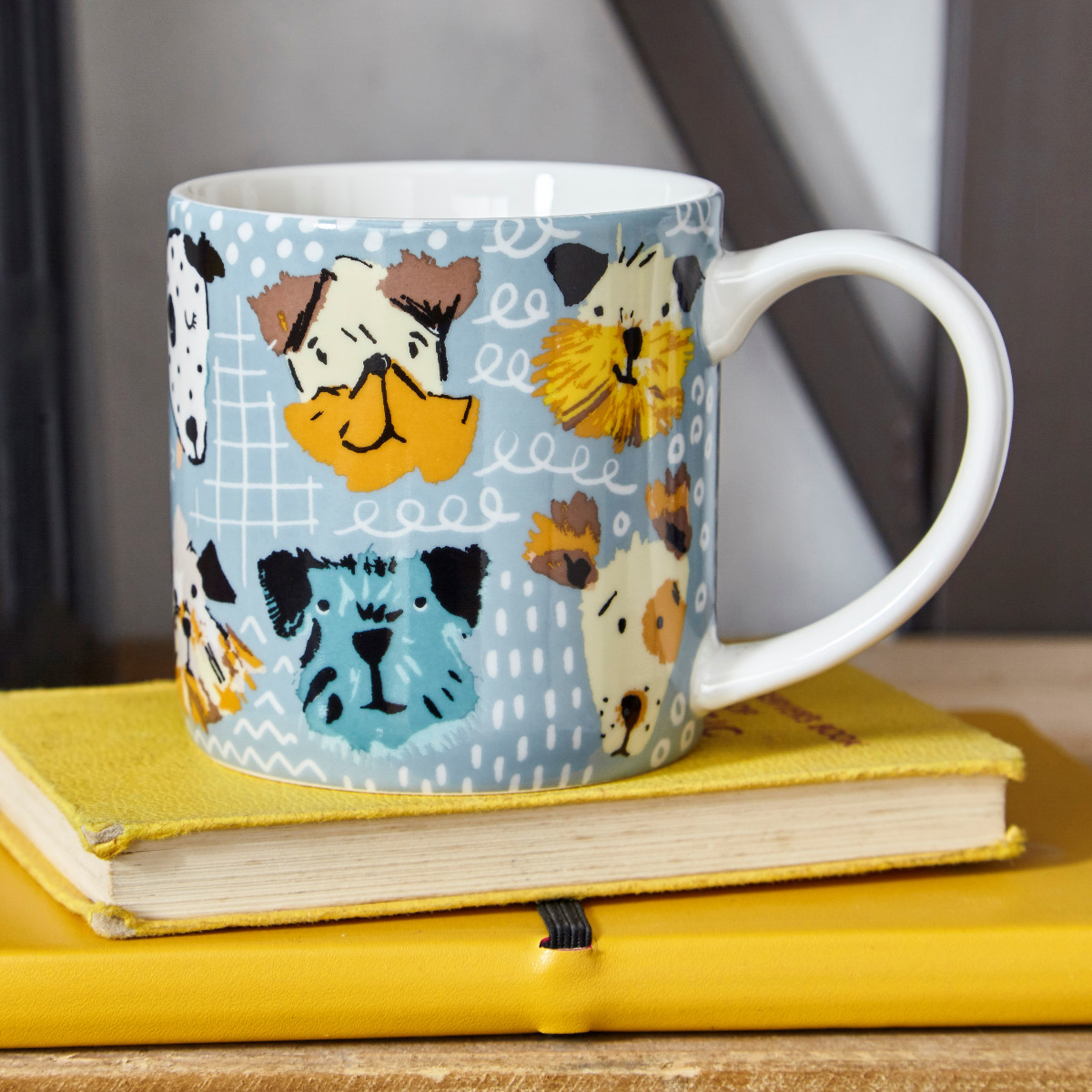 Tasse aus Bone China Porzellan - von Ulster Weavers, Design 'Mutley Crew'