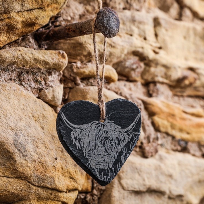 Dekoratives Hänge-Herz aus Schiefer | Motiv Highland Cow | von Selbrae House, Schottland