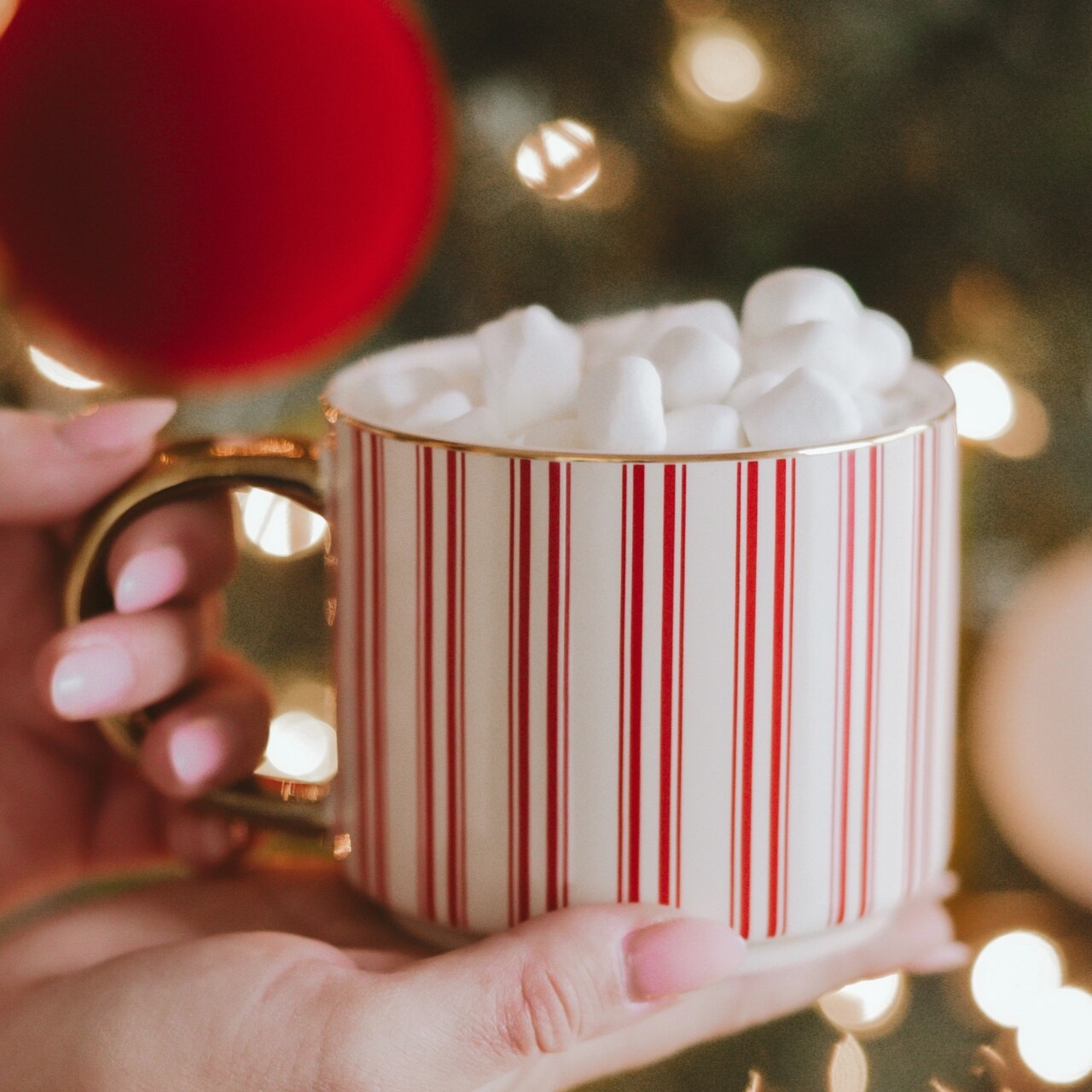 Weihnachtstasse aus den USA - mit rot-weißen Zuckerstangen-Streifen | leckerer Inhalt mit kleinen Marshmallows obendrauf - Entspannter Genuss