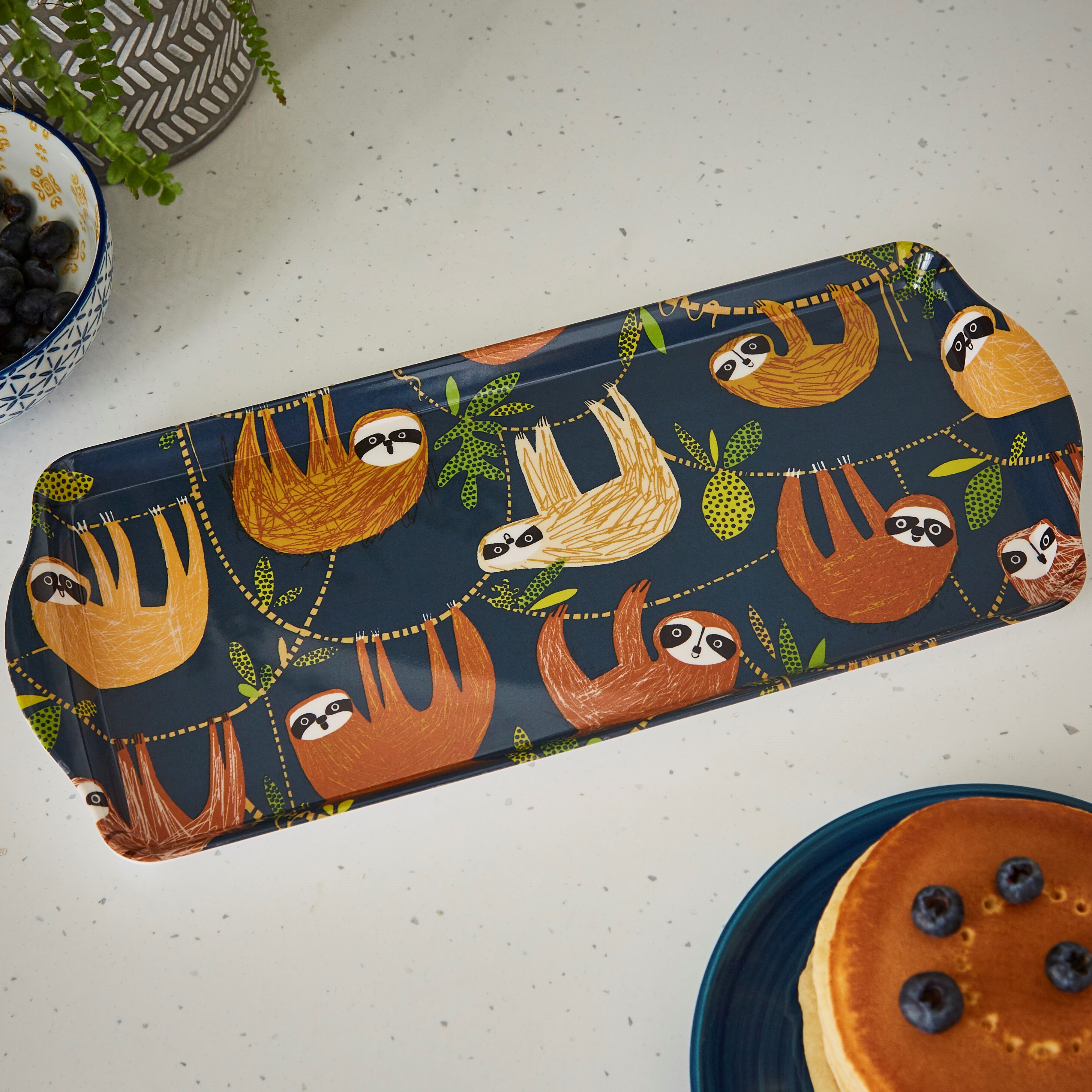 Schmal, dafür lang: Serviertablett 'Hanging Around', von Ulster Weavers