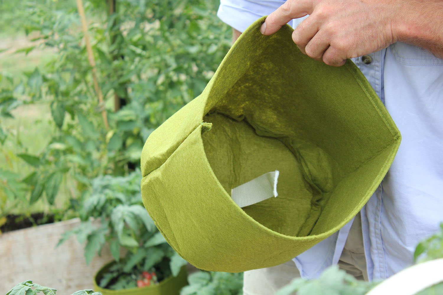 Das Kapillarband nach oben ziehen / Erde und Pflanzen einfüllen. Die Pflanzen versorgen sich dann selbst.