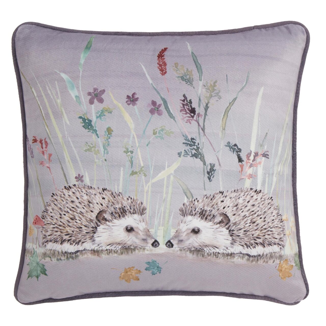 Sofakissenhülle | Auf der Vorderseite finden sich zwei niedliche Igel Nase an Nase in der Blumenwiese