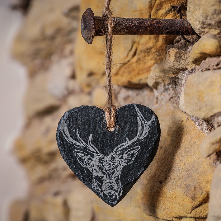 Dekoratives Hänge-Herz aus Schiefer | Motiv Hirsch | von Selbrae House, Schottland