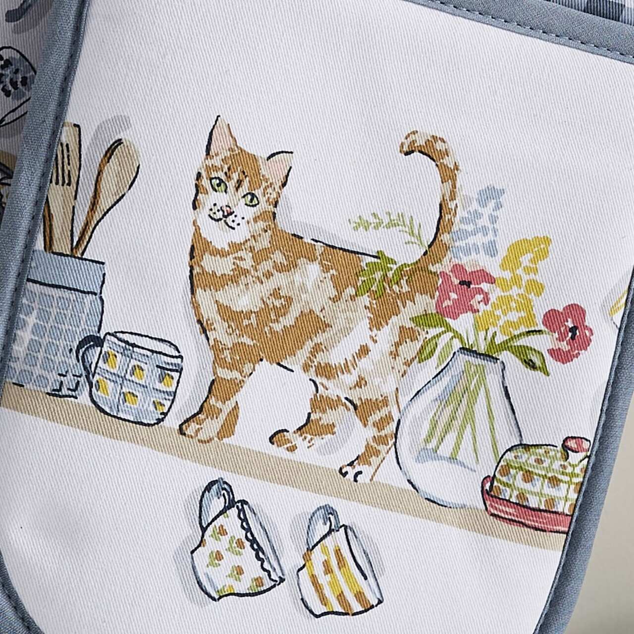 Das Kätzchen auf dem Regal