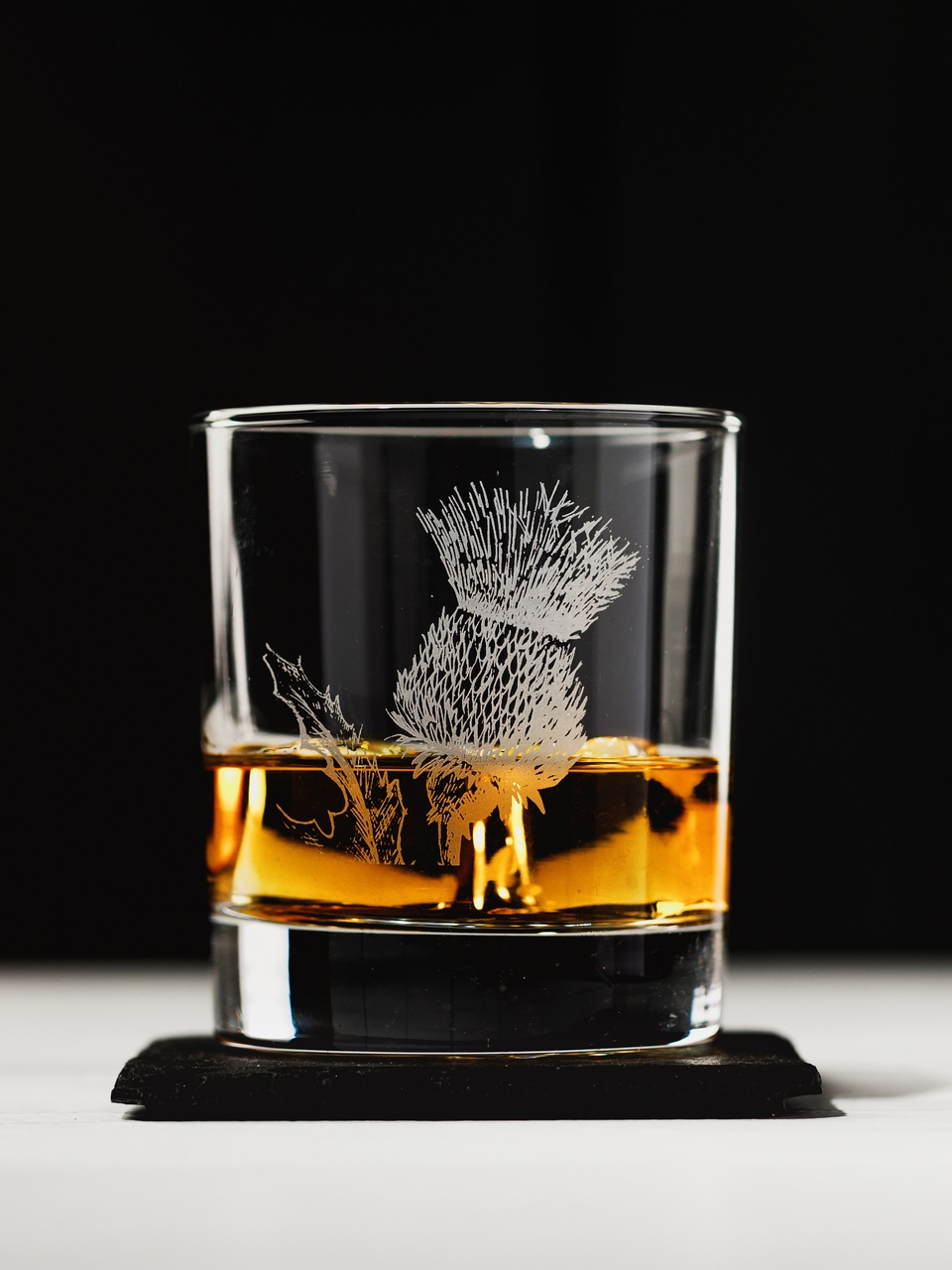 Schottische Distel | Tumbler-Glas mit Schieferuntersetzer