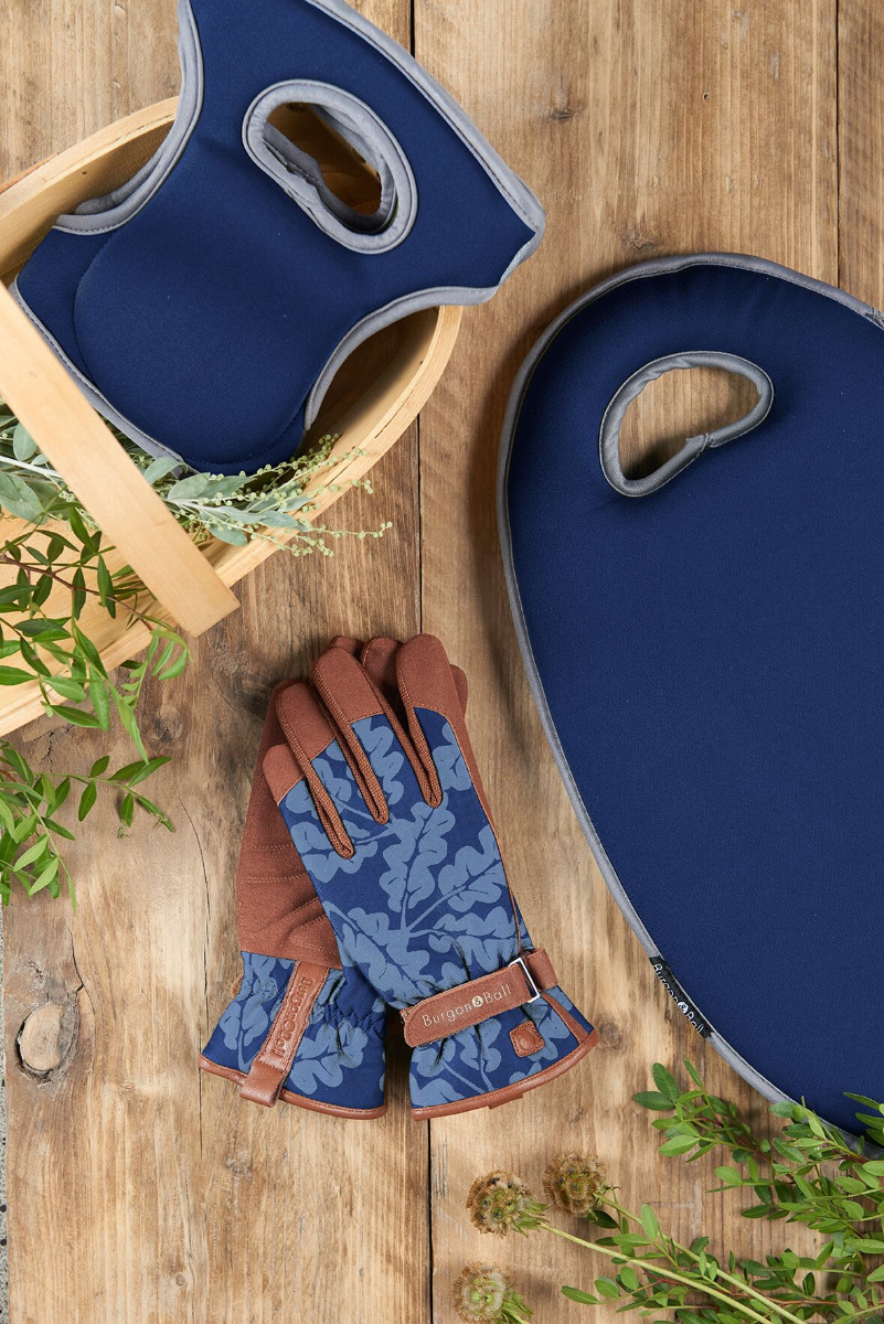mit passenden Kniepolstern und Gartenhandschuhe Oak Leaf aus der Love the Glove-Kollektion von Burgon & Ball