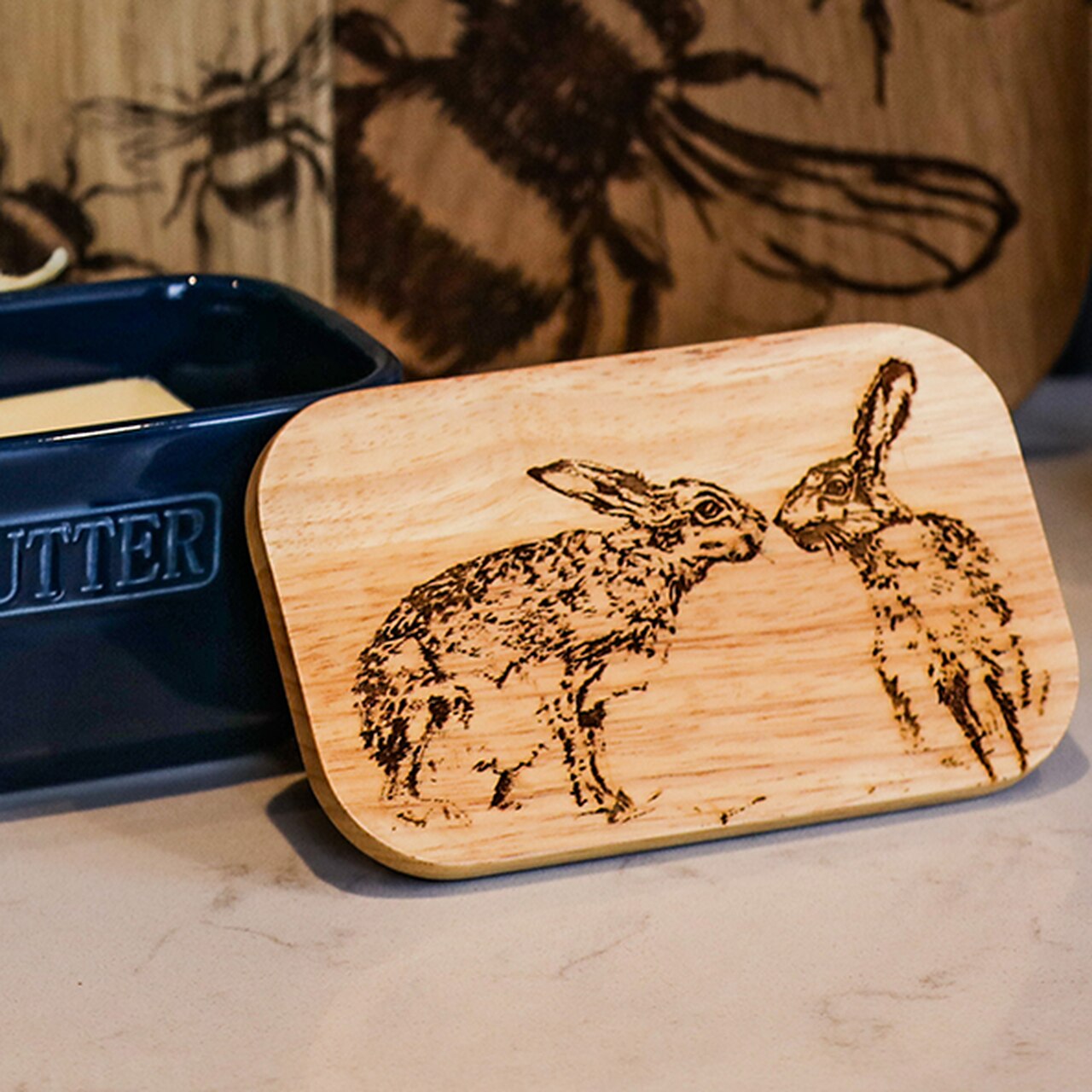 Blaue Butterdose | Design Kissing Hares | von Selbrae House, Schottland