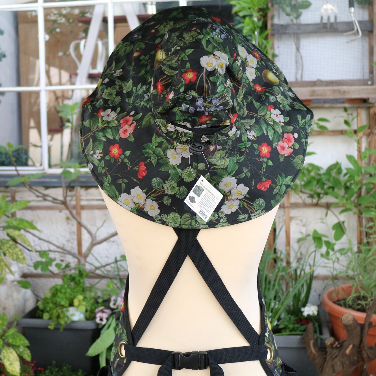 Gartenhut Mitternachtsblüten | die Rückseite mit praktischem Zopfhalter