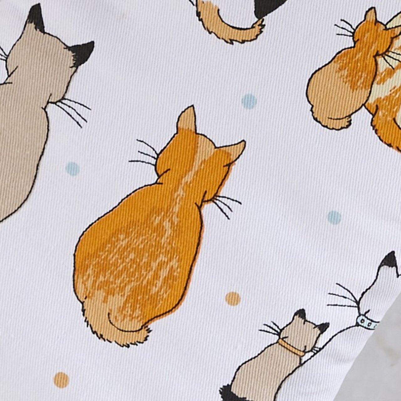 Das Design in Große: Wartenden Katzen in Orange, Grau und in Schwarz-Weiß, mit eingerollten Schwänzen und mit dem Rücken zur Kamera