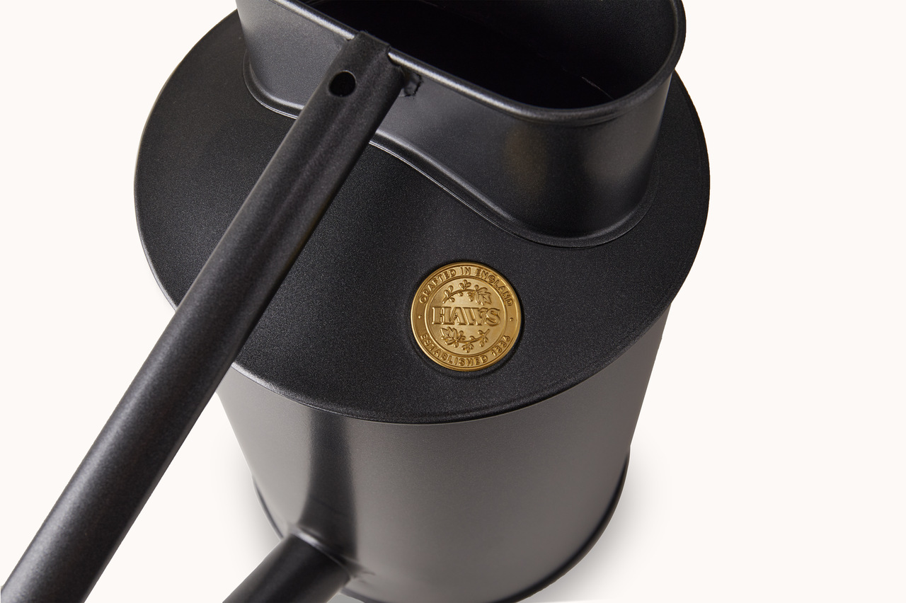 2 Gallonen (ca. 9 Liter Long Reach Can von Haws | Graphit | von oben mit Haws-Medaillon