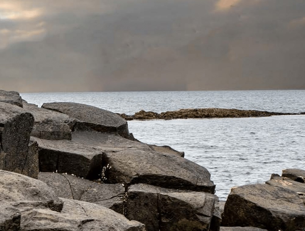 Der wilde Atlantik der Causeway Coast mit den berühmten, sechseckigen Basaltsäulen