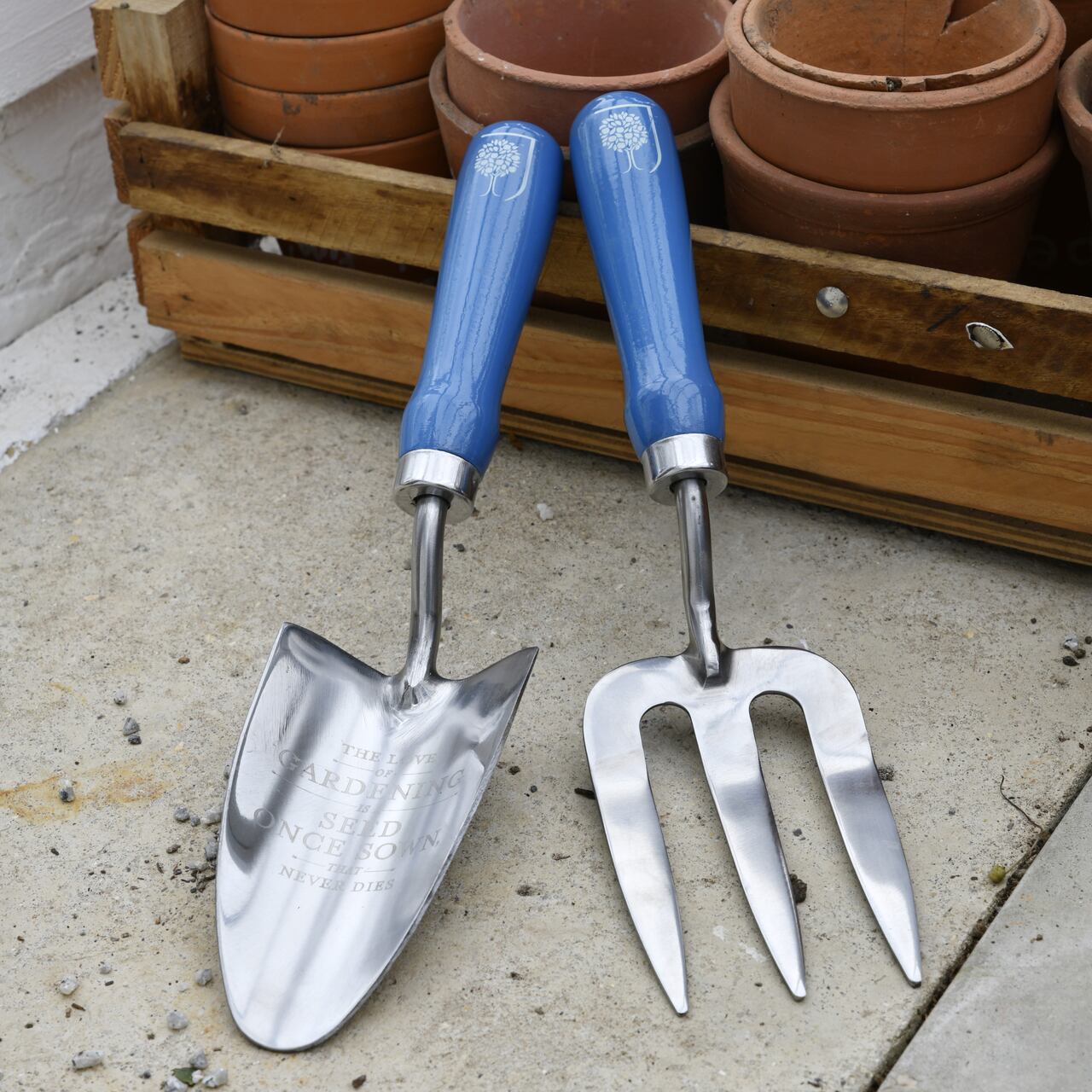 Handschaufel und Grabegabel aus der British Meadow Kollektion | aus Edelstahl mit blauem Griff aus Eschenholz | Gifts for Gardeners von Burgon & Ball, England