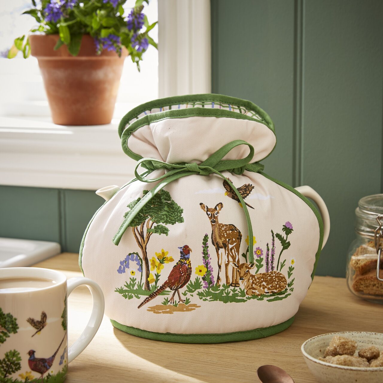 Teekannenwärmer - Tee-Muff zum Aufklappen | das Design: Distelblüten fängt den Charme der klassischen Tier- und Pflanzenwelt Schottlands ein