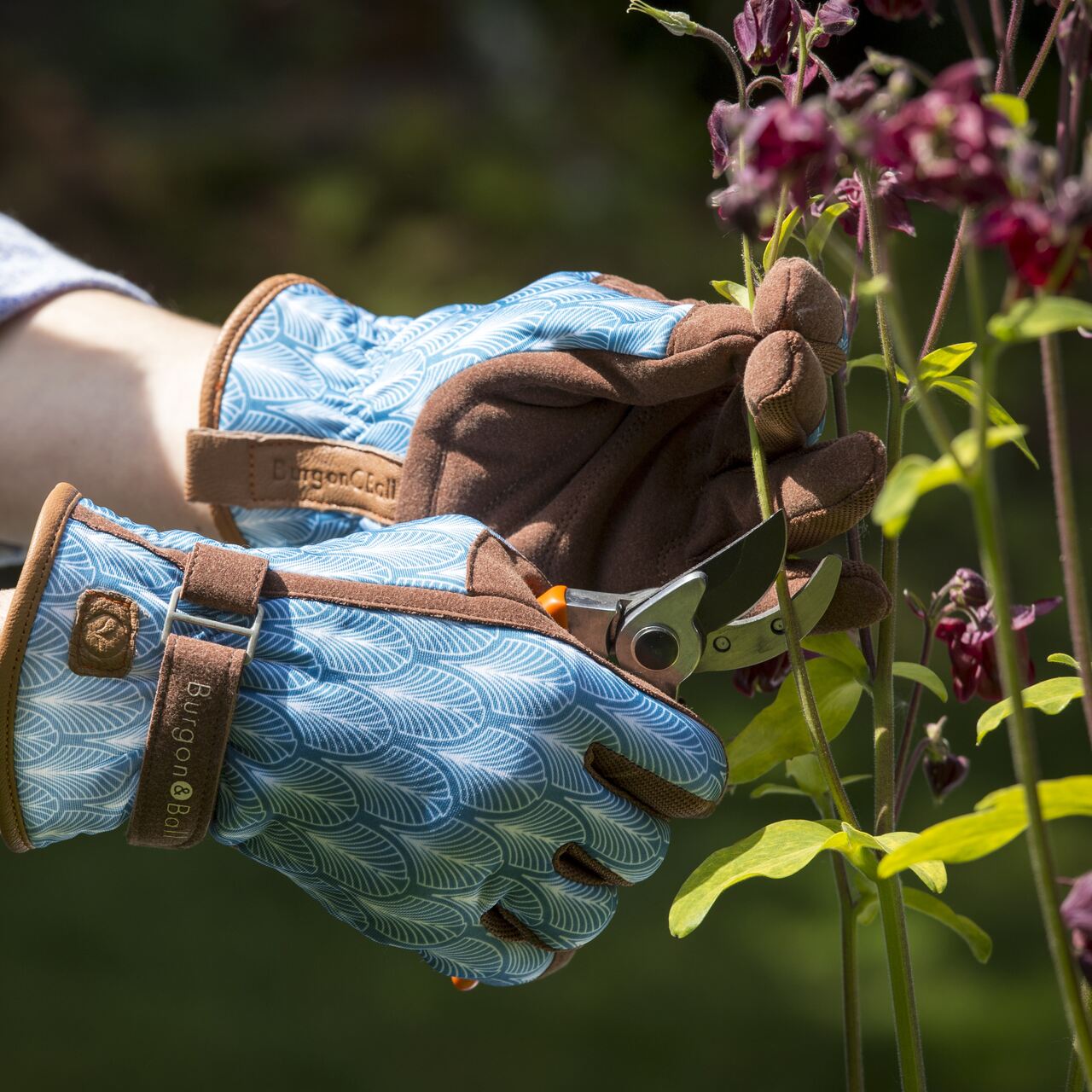 Gartenhandschuhe aus der 'Love the Glove'-Reihe von Burgon & Ball | Design Gatsby - schönes Blau mit braunen Handflächen, Klettverschluss und braun abgesetzten Bündchen