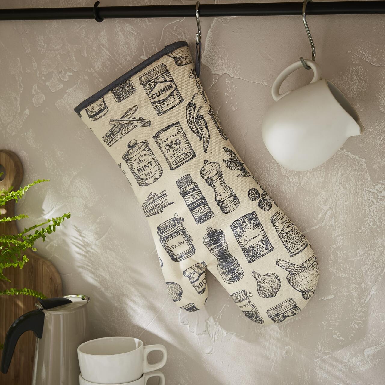 Gauntlet (langer Ofenhandschuh) von Ulster Weavers aus ungebleichter Baumwolle mit Vintage-Druck Kräuter & Gewürze