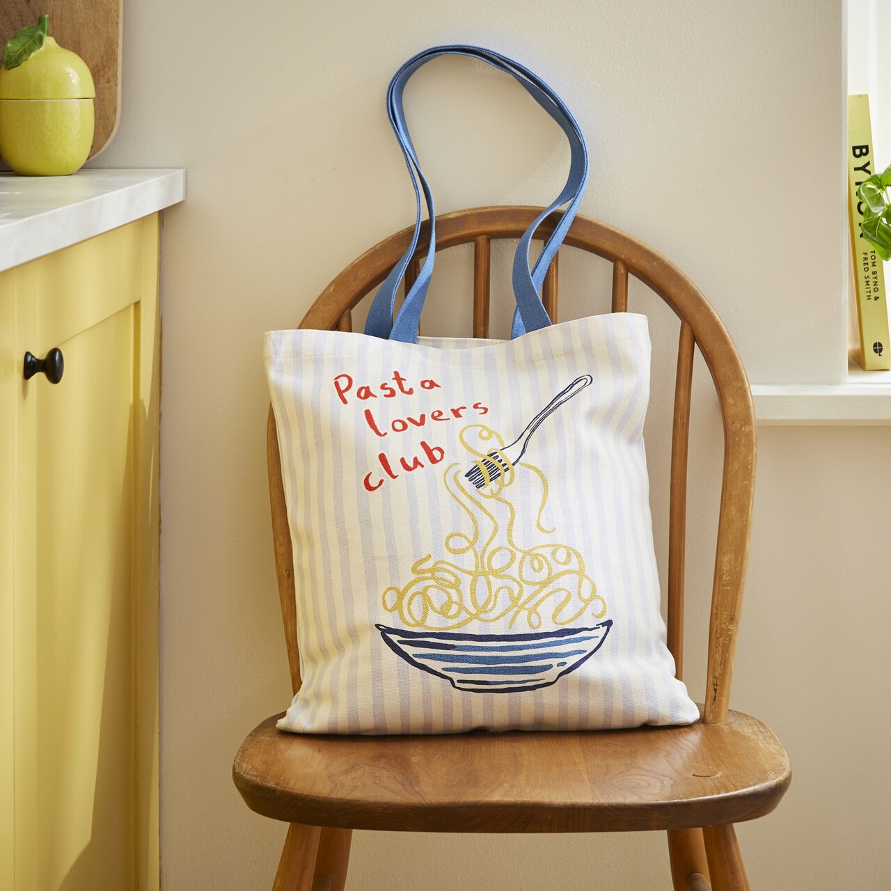 Baumwoll-Tote Bag mit blauen Schulterriemen, ein blauer Pasta-Teller voller Spaghetti als Motiv, das Design: Pasta Lovers Club