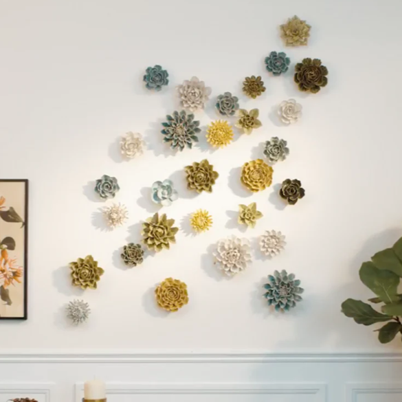 Keramikblüten als Wandschmuck