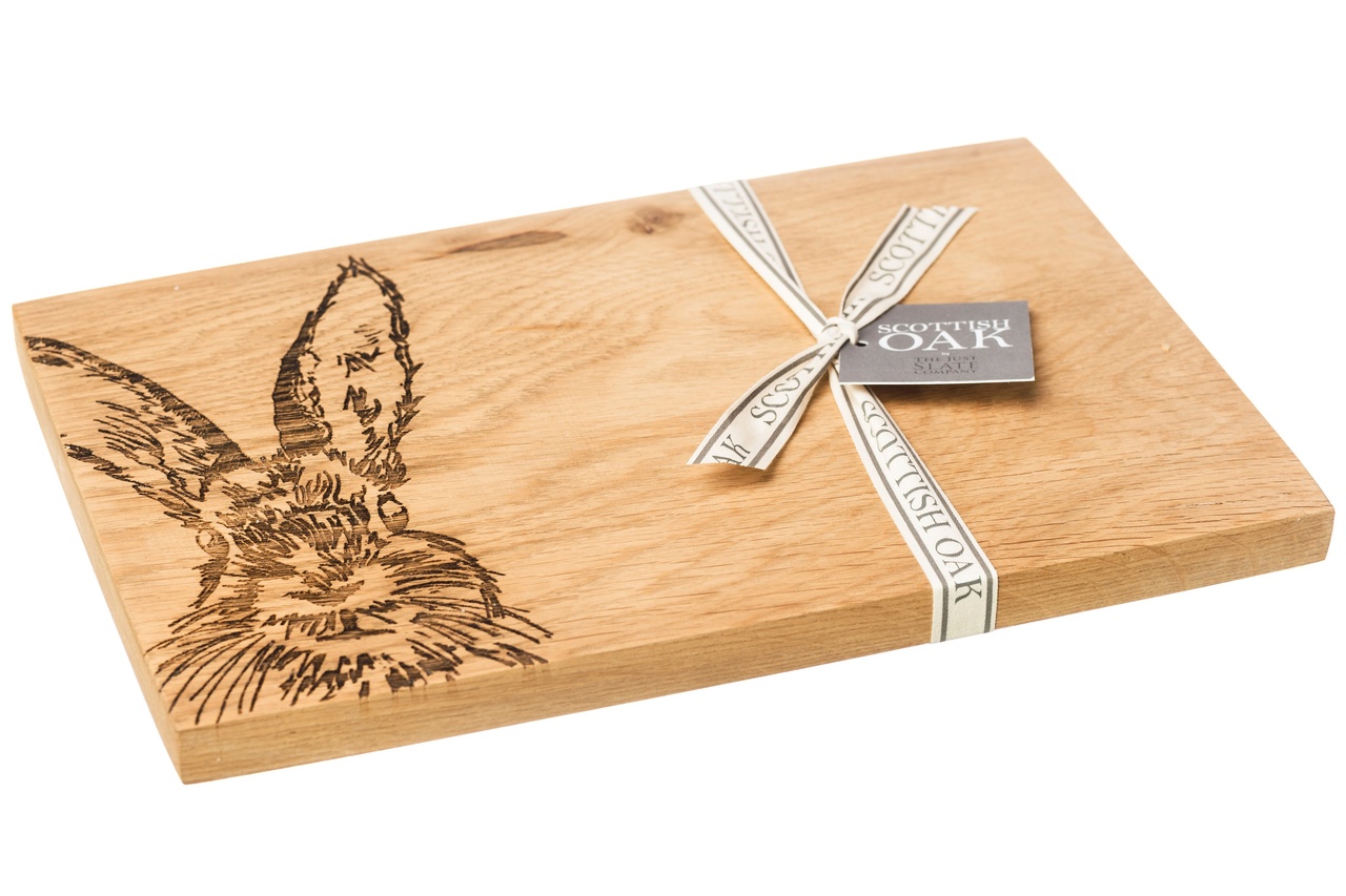 Servierbrett aus Eiche, Motiv Hase, mit Präsentband Scottish Made