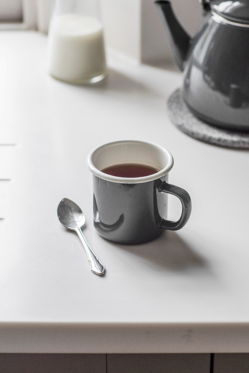 Tasse aus Emaille, schiefergrau