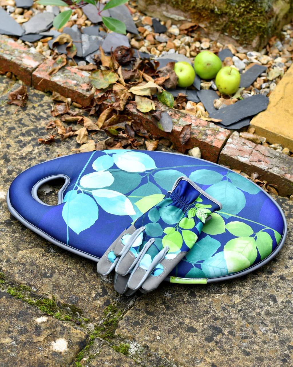 National Trust Kniekissen mit Handschuhen