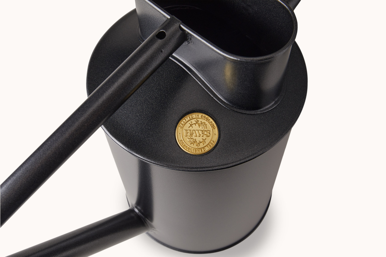 Haws Traditional Can 9 Liter (2 Gallon) | Graphit | von oben - mit Haws Medaillon