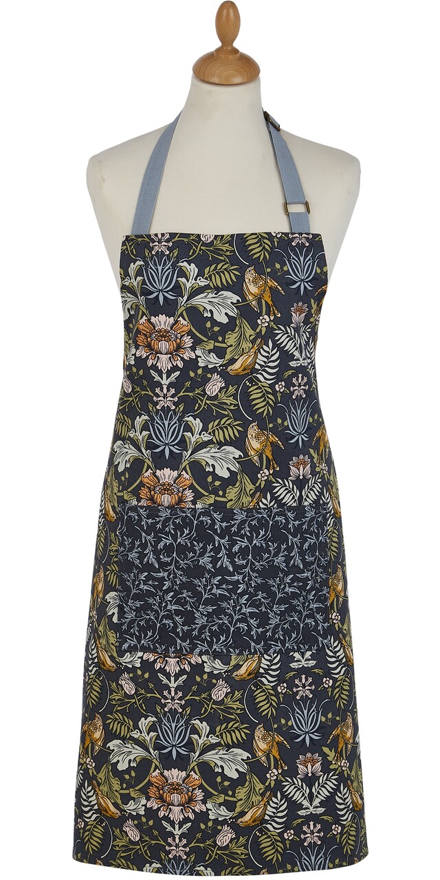 Küchenschürze von Ulster Weavers | Finken, auf Ästen sitzend und Beeren pickend und Blätter, die sich um blühende Chrysanthemen und Glockenblumen ranken - damit punktet das Finken & Blüte-Design, ganz im Stil des legendären Textildesigners William Morris.