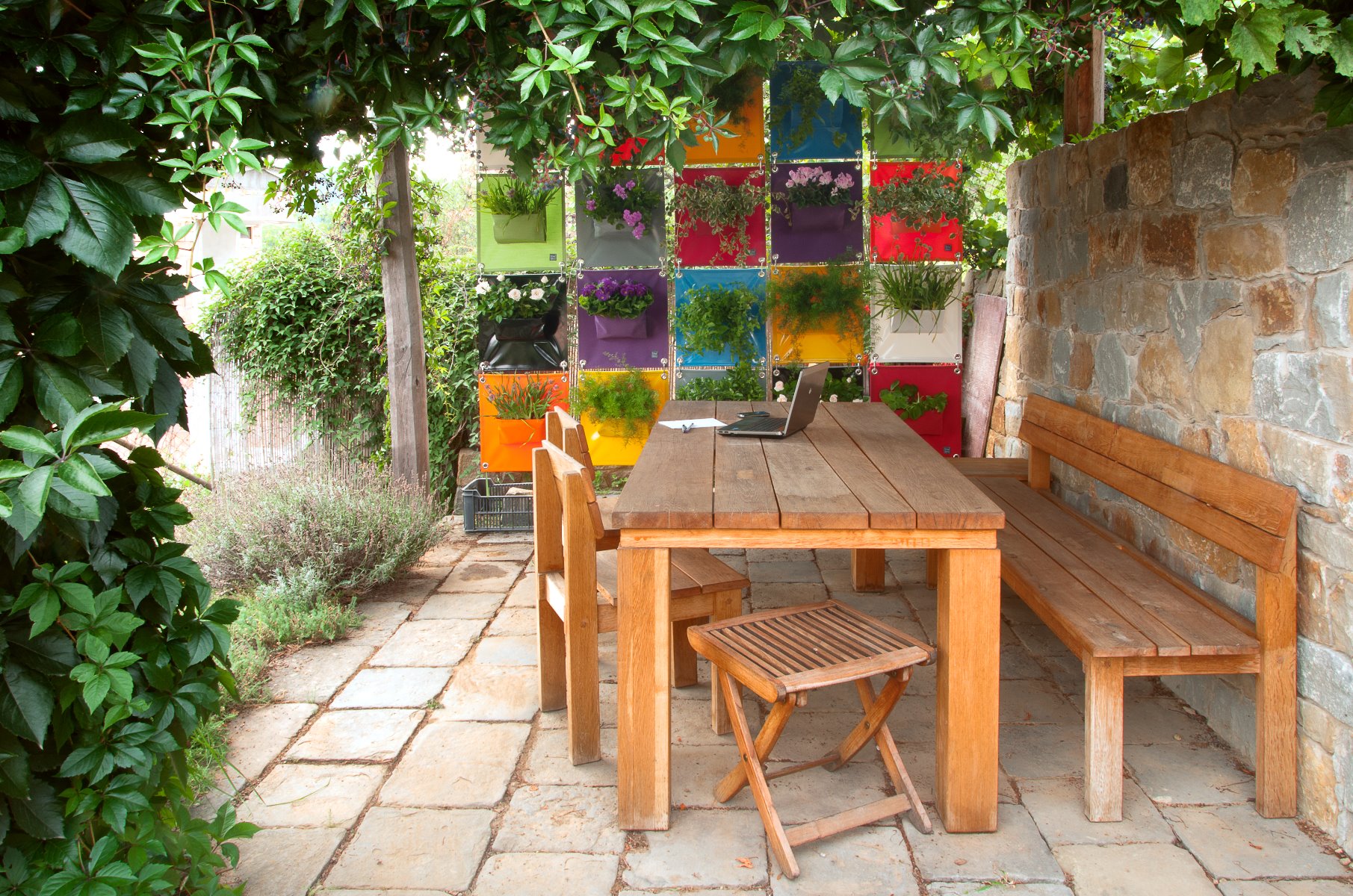 Eine bunte Wand aus Hänge-Pflanztaschen von Blooming Walls