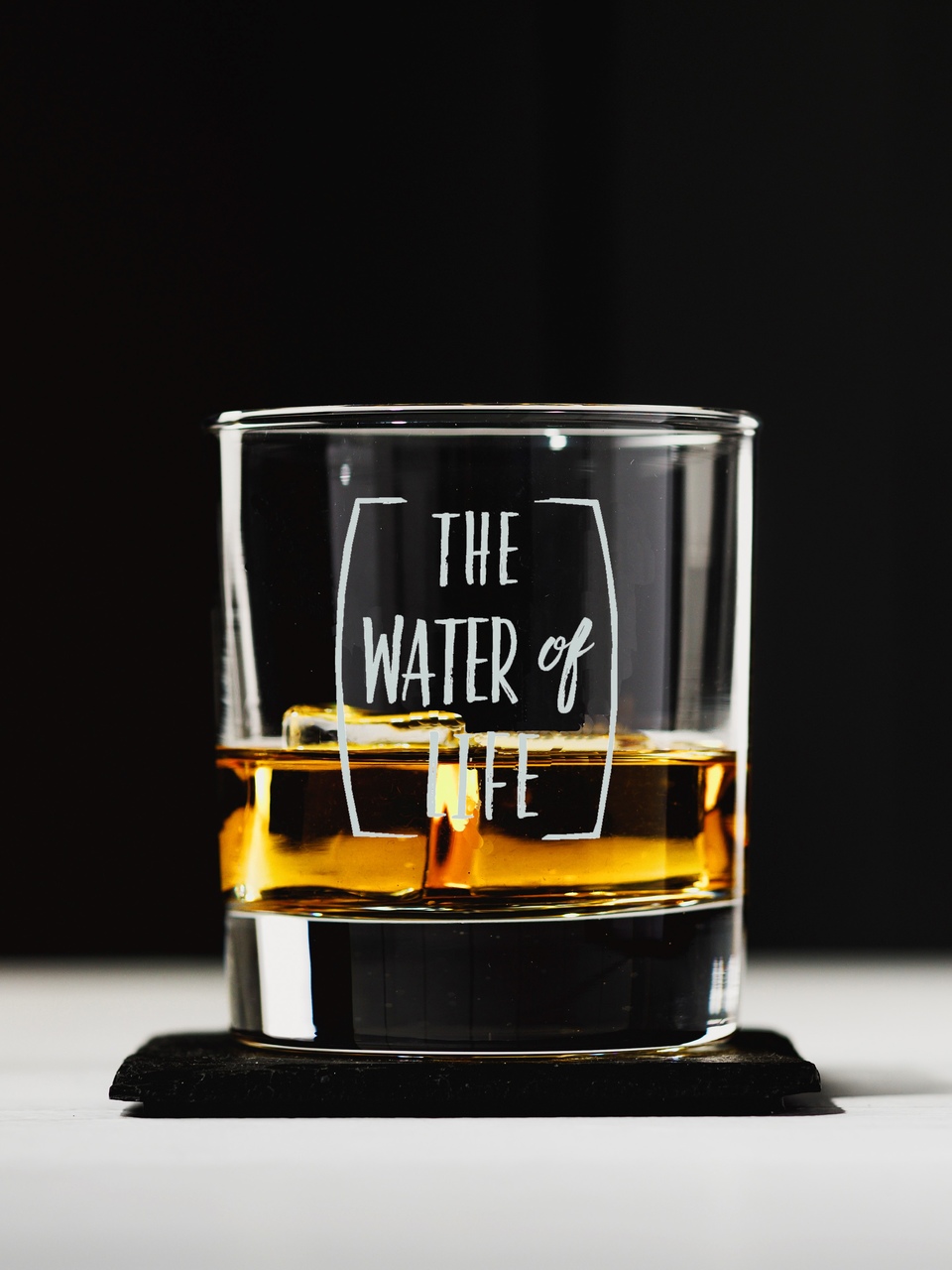 Water of Life | Tumbler-Glas mit Schieferuntersetzer