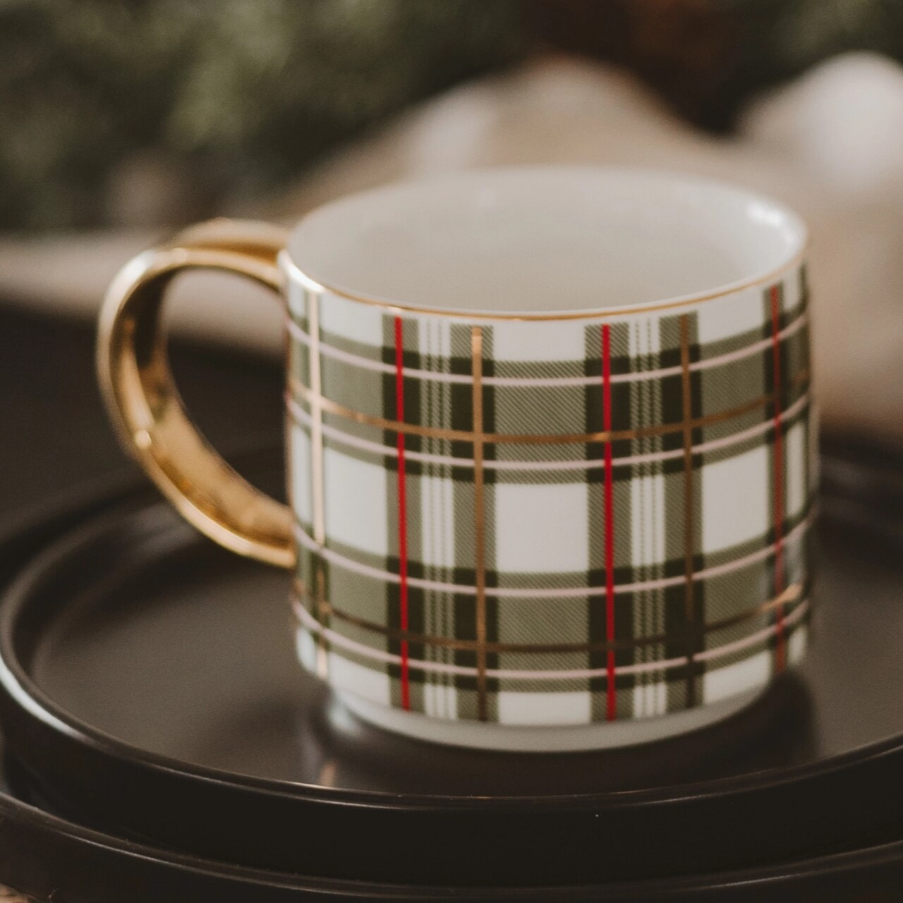 Dekorative Weihnachtstasse aus feinstem Bone China Porzellan | in großzügiger, amerikanischer Größe | mit goldfarbenem Henkel und festlich-grünen Karos