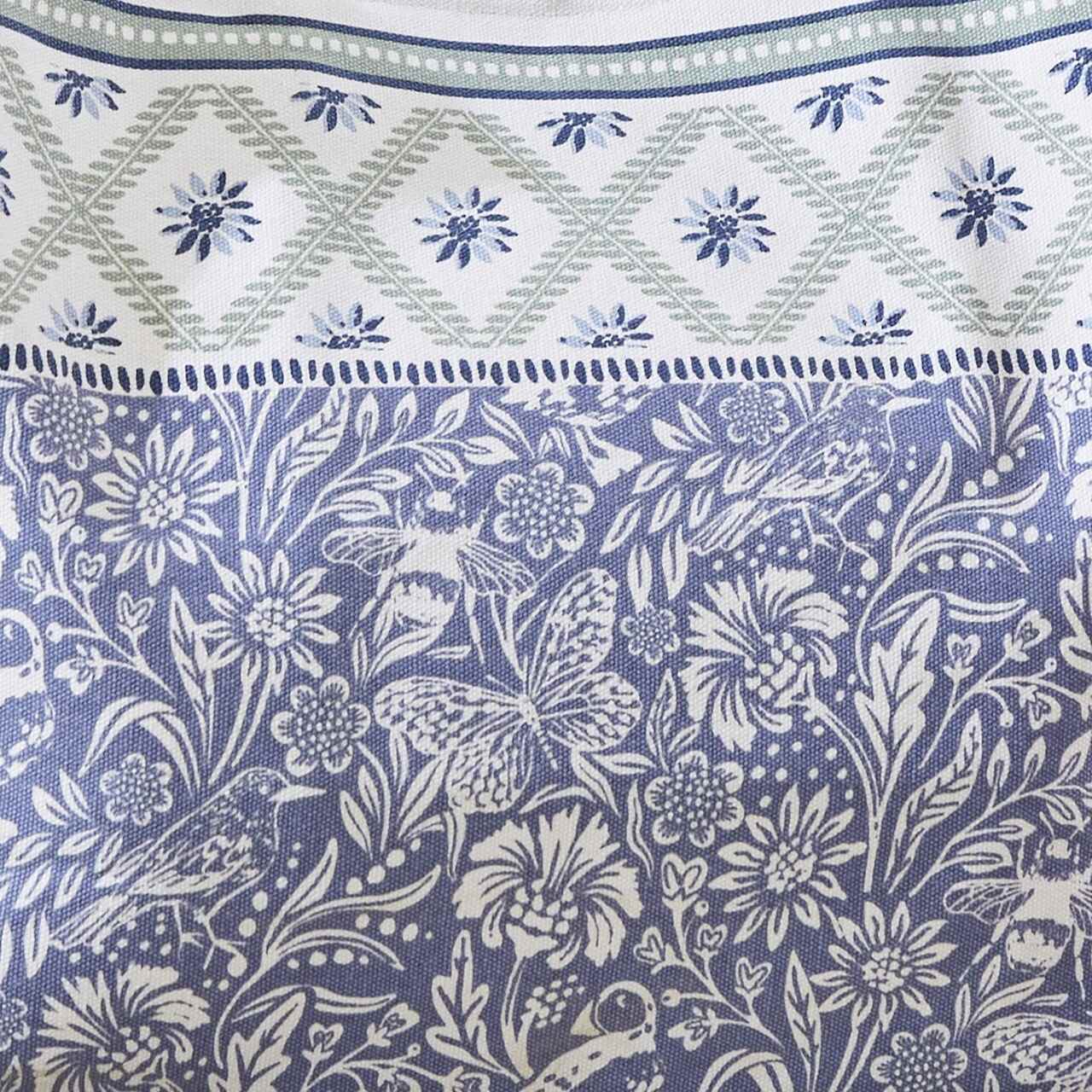 Detailansicht der Küstenschätze Schultertasche: Maritime Blüten- und Vogelmotive im Coastal Grandma-Stil, von Ulster Weavers