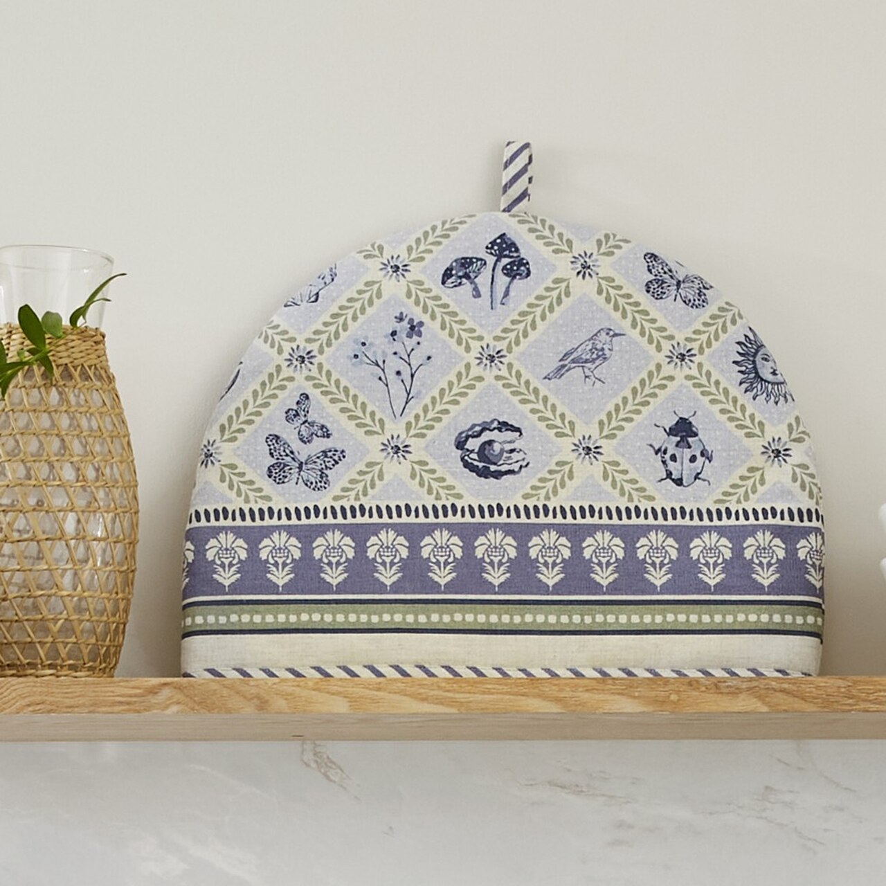 Teekannenwärmer 'Küstenschätze' | Auf hochwertiger Baumwoll-Melange gedruckt, mit wunderbar strukturierter Haptik und einer entspannenden beige-grün-blauen Farbpalette | von Ulster Weavers, England.