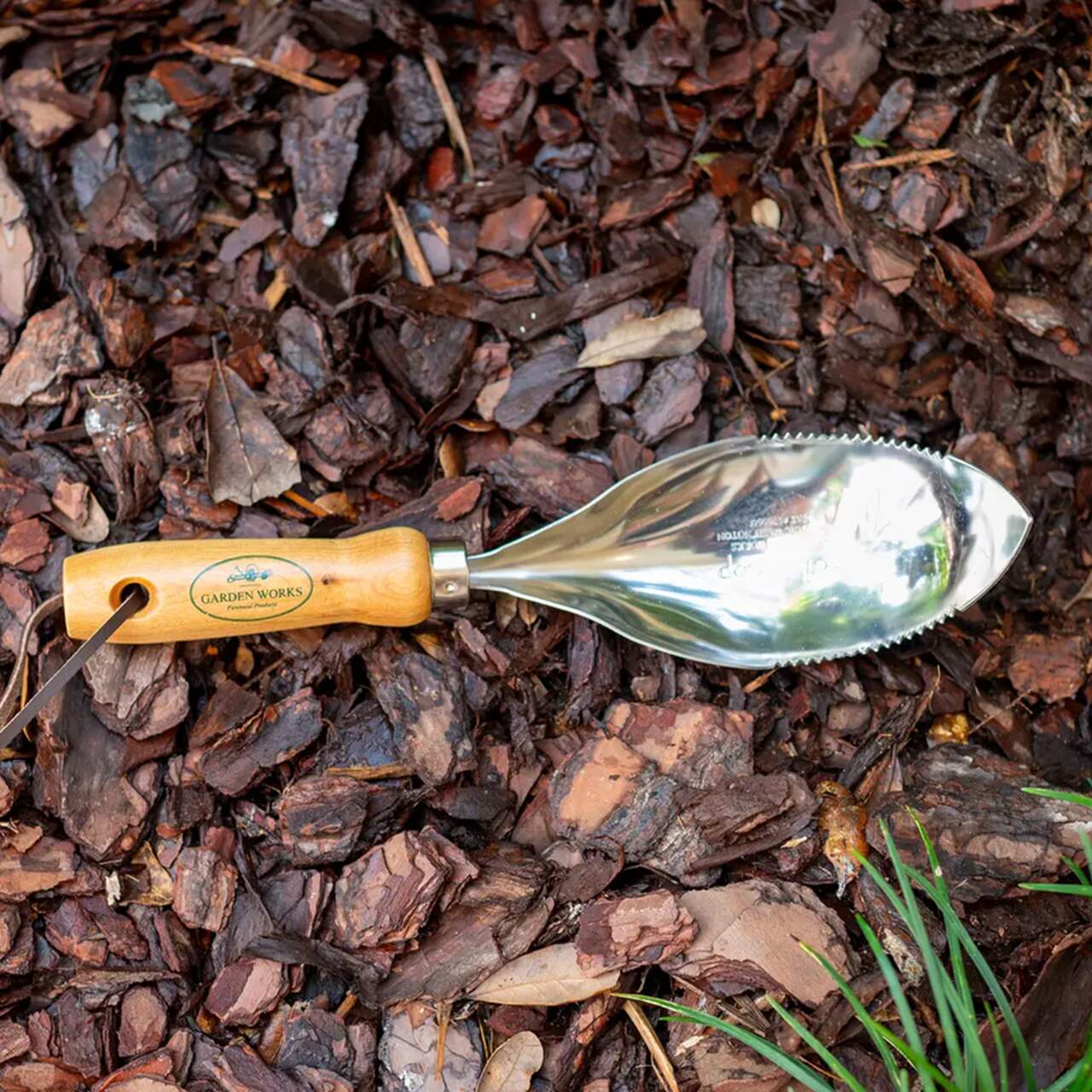Garten-Scoop | Edelstahl-Werkzeug, Holzgriff und Lederschlaufe zum Aufhängen