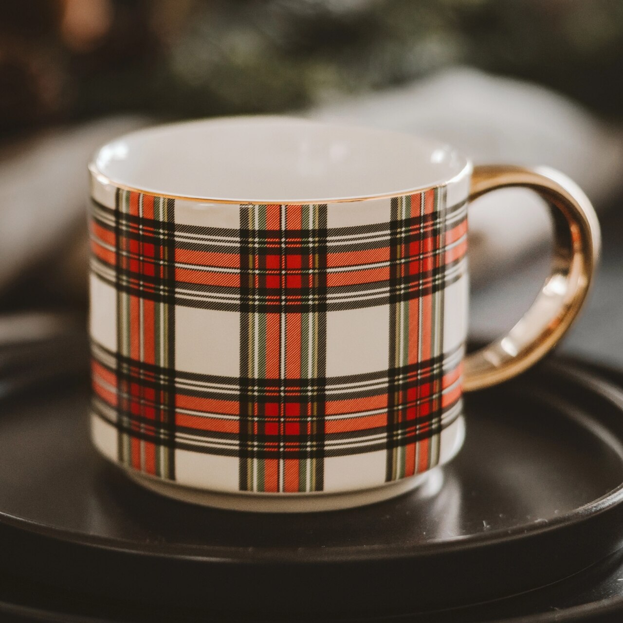 Weihnachtstasse | Porzellantasse mit weißen Karos - White Plaid | mit Goldhenkel und feinem Goldrand | von Sweet Water Decor, USA