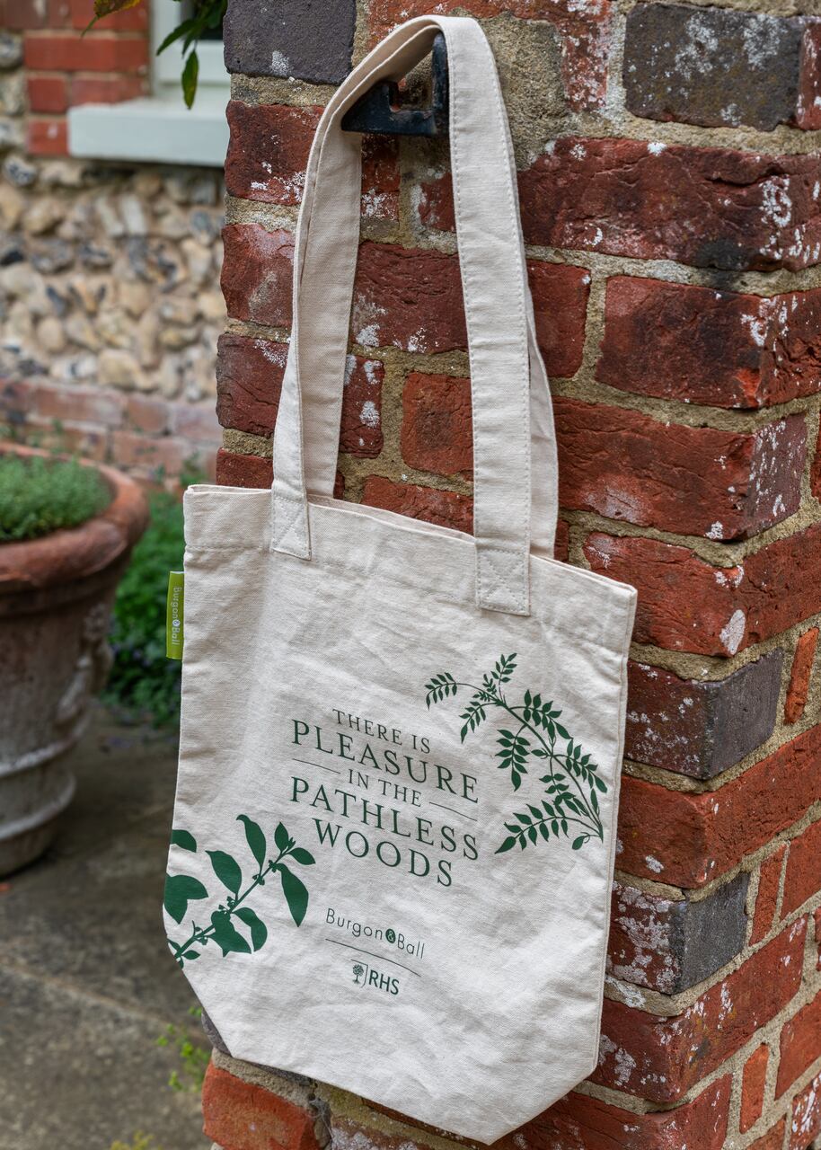 "There is a pleasure in the pathless woods" | Gedichtzeile auf der RHS-Tote Bag von Burgon & Ball | dunkelgrün auf ungebleichter Canvas-Baumwolle